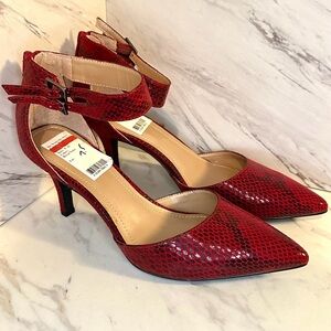 NWOT Wandah Snakeskin Pointed Toe Pumps - Red - Size 7.5M